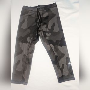 Alo Yoga Capri Womens L Gray Camo Drawstring Perform' Stretch Leggings BNWOT